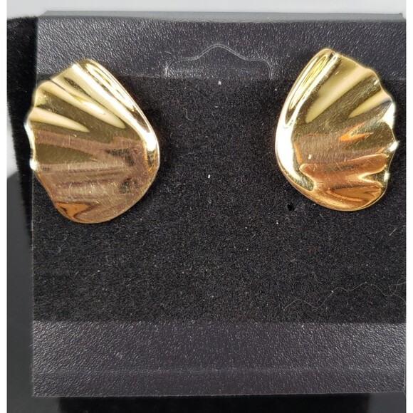 Vintage Signed Crown Trifari Seashell Shell Gold Tone Clip On Earrings - Picture 1 of 10